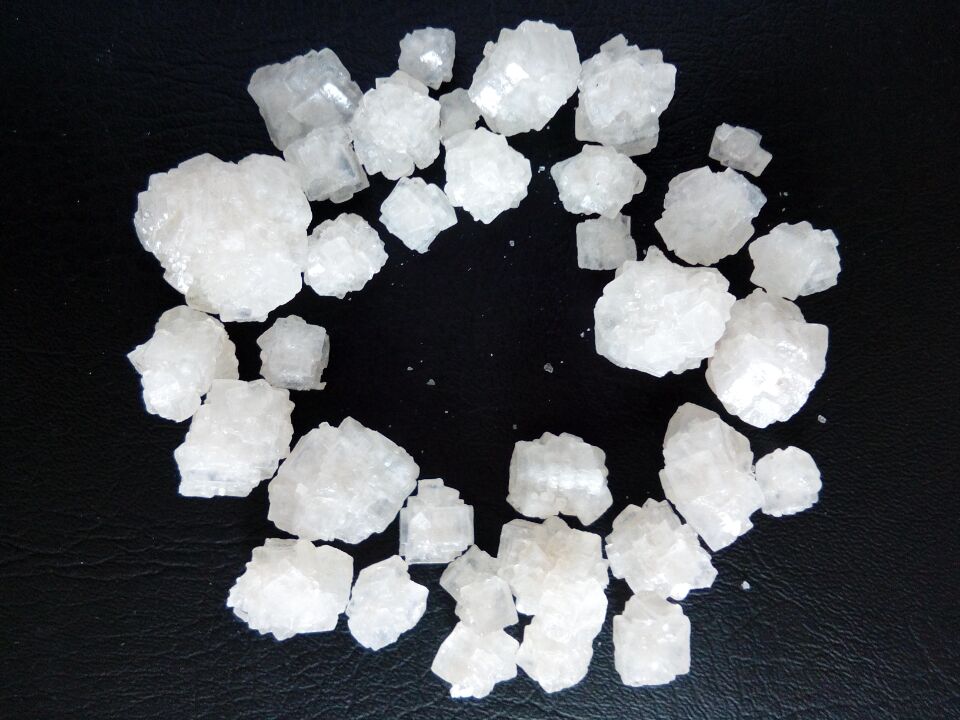 黑色背景上的大颗粒工业盐晶体